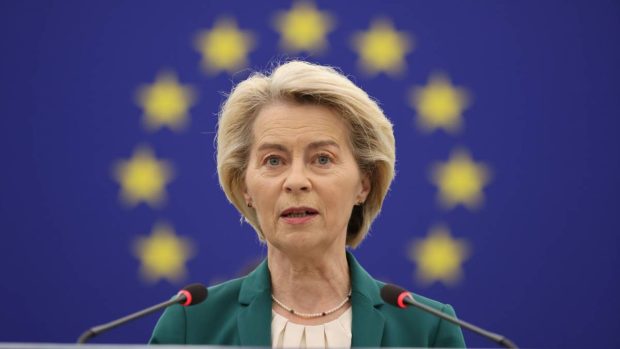 Ursula von der Leyen scapă de moțiune, dar a fost nevoită să negocieze serios. Furia politică din jurul ei se amplifică