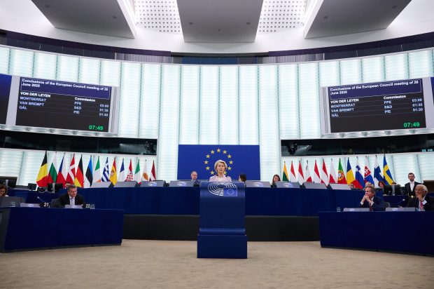 Cum au votat eurodeputații români la moțiunea de cenzură împotriva Ursulei von der Leyen. „La un an de mandat, europarlamentarii AUR nu au livrat nimic pentru România”