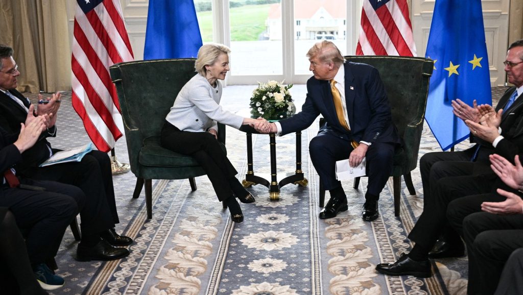 ursulaa von der leyen si donald trump isi strang mana dupa convenirea termenilor acordului foto profimedia e1753679984999