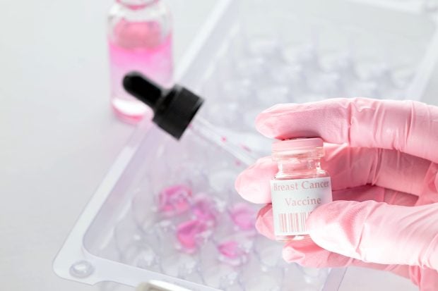 De când ar putea fi produs vaccinul revoluționar împotriva cancerului la sân. Ce spune președintele companiei care dezvoltă vaccinul