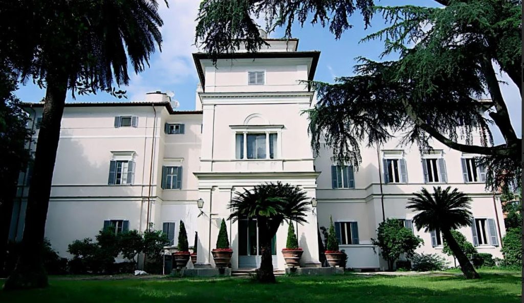 Miliardarul american preferă iahtul în locul reședinței oficiale din Roma: Ce se ascunde în spatele refuzului lui Fertitta? 1 villa taverna din roma sediul ambasadei sua in italia foto lcf