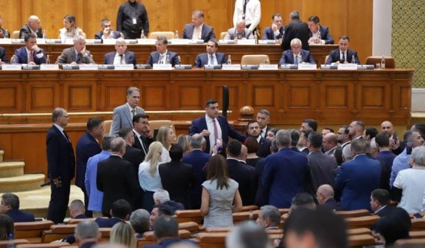 Moțiunea de cenzură împotriva Guvernului Bolojan a picat. În Parlament au fost 134 de voturi pentru și 4 abțineri