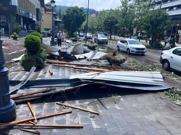 Prăpăd la Sinaia. Cel puțin nouă persoane transportate la spital, dintre care una în stare critică, în urma unei furtuni violente