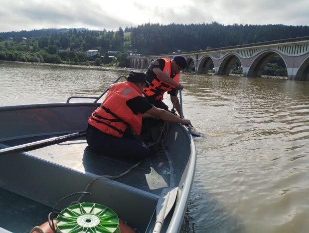 Sinistrații din Suceava, ridicați cu elicopterul din mijlocul viiturii. Codul roșu de inundații este în vigoare | VIDEO