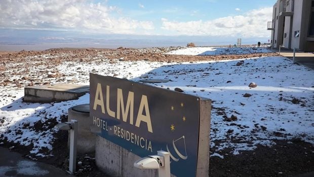 Ninge în cel mai uscat loc de pe planetă: fenomenul rar din deșertul Atacama forțează cel mai puternic radiotelescop să intre în „modul de supraviețuire”