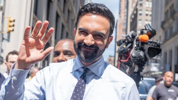 Zohran Mamdani, democratul favorit la primăria New York, vrea magazine alimentare de stat finanțate cu bani redirecționați de la marile lanțuri