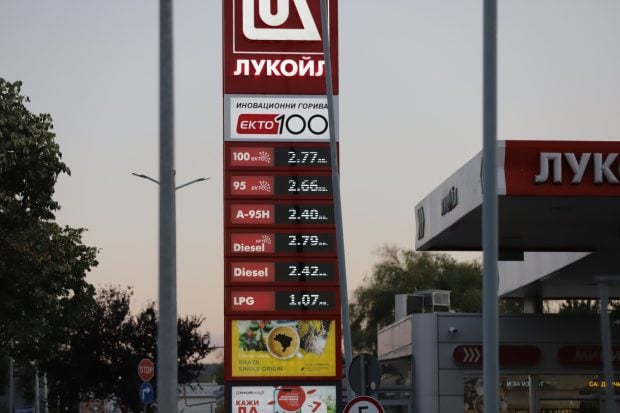 Bulgaria mai are benzină doar pentru o lună, după ce SUA au sancționat Lukoil