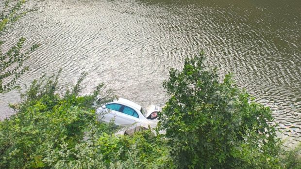 O maşină a căzut în râul Olt, pe DN7, în dreptul localităţii Brezoi. Șoferul rănit a fost recuperat, se circulă pe un singur sens