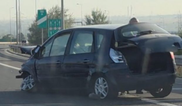 Un șofer a intrat cu mașina în parapet pe A4, se circulă pe un singur sens spre Ovidiu