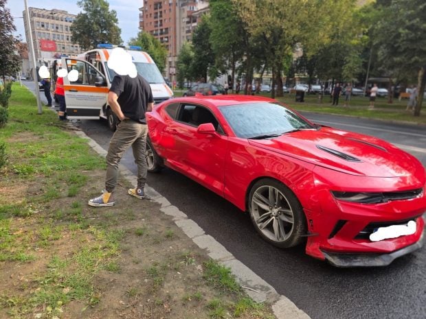 Un șofer de Chevrolet, care făcea jaloane pe o stradă din Alba Iulia, a spulberat două femei aflate pe trotuar