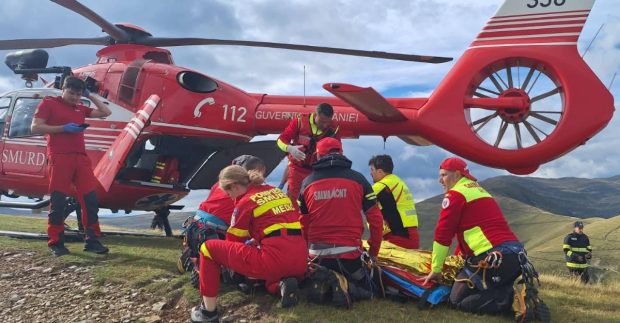 Patru oameni au murit după ce au căzut cu mașina într-o prăpastie, în Argeș. A fost chemat elicopterul SMURD