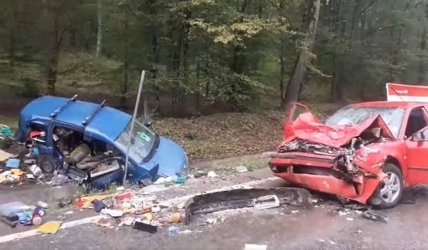 Două mașini s-au ciocnit frontal într-un accident grav pe DN 76. SMURD Oradea încearcă să resusciteze doi dintre cei șase răniți