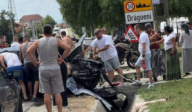 Cinci persoane rănite, inclusiv trei copii, într-un accident în Gorj. Mașina s-a izbit de un cap de pod