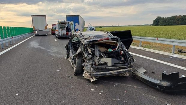 Accident grav între un TIR și o mașină pe Drumul Expres Craiova-Pitești. Printre victime se află o femeie gravidă și un minor