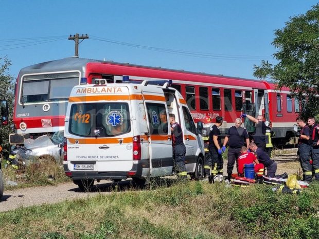 O Dacia Logan a fost lovită și târâtă de un tren 20 de metri, în Satu Mare. Unul dintre pasageri a murit