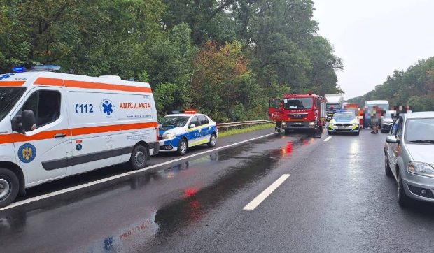 Doi tineri au murit pe Autostrada A1 după ce au fost loviți de un TIR