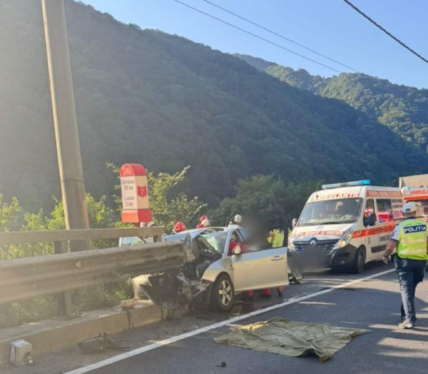Trafic blocat complet după un accident grav pe Valea Oltului, pe DN7, în afara localității Boița. O persoană a rămas încarcerată
