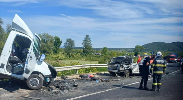 Accident grav pe DN76, la Hunedoara, cu un TIR, două mașini și o camionetă: un bărbat a murit pe loc, mașinile au fost strivite