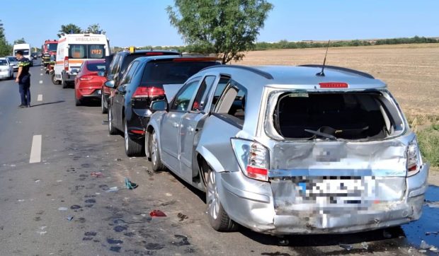 Carambol cu 6 mașini pe DN6, în județul Giurgiu: patru oameni au fost duși la spital