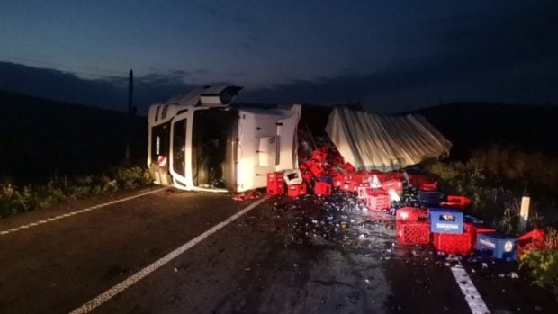 Râu de bere pe DN 28B, în Botoșani, după ce un camion încărcat cu băutură s-a răsturnat. Ce a pățit șoferul