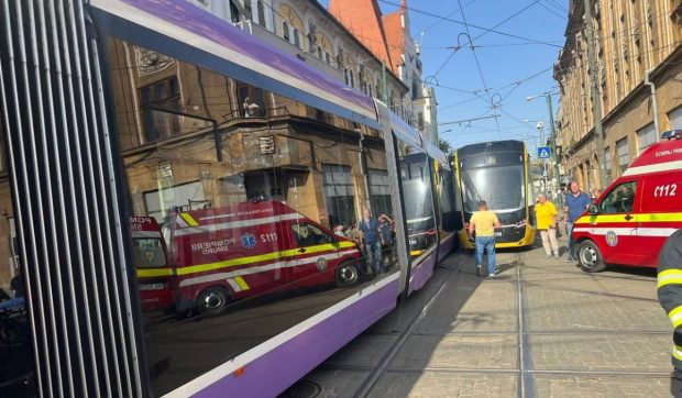 Două tramvaie s-au ciocnit la Timișoara și trei persoane au fost rănite. Traficul în Piața Traian a fost afectat