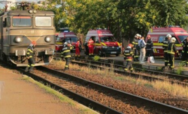 O adolescentă de 15 ani, din Bacău, lovită mortal de un tren Regio, în gara Asău
