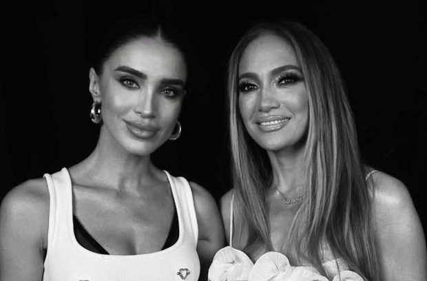 Imagine Stire Adelina Pestrițu, criticată după ce a publicat o fotografie alături de Jennifer Lopez: „E fake…ai făcut poza asta cu inteligența artificială”. Răspunsul ei | 2review.ro