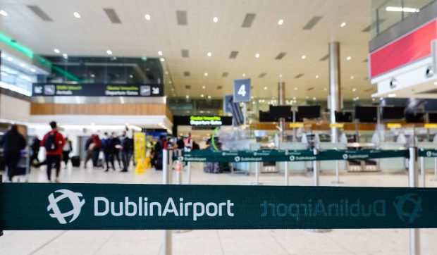 Un român care s-a lăudat la tribunal că el câștigă 120 de euro pe zi dormea în aeroportul din Dublin: „Exagerat, oarecum”