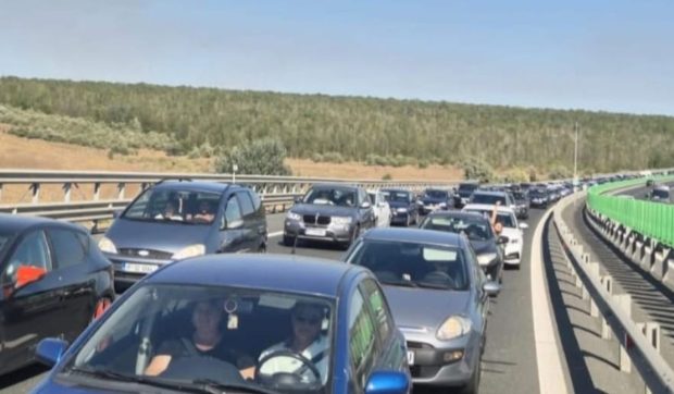 Aglomerație pe șosele, la finalul minivacanței de Sfânta Maria. Pe Autostrada Soarelui se merge bară la bară