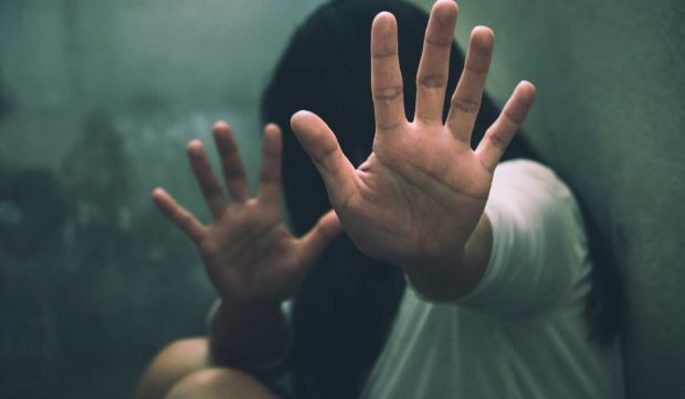 Bărbat reținut în Prahova după ce a agresat o fată de 17 ani într-un parc