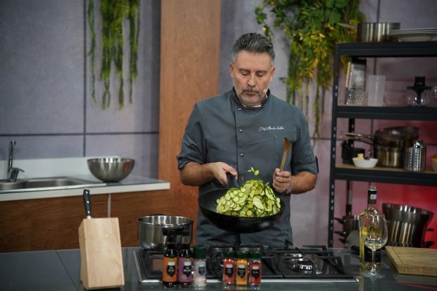 Imagine Stire Cu cine s-a întâlnit chef Alexandru Sautner în vacanța petrecută cu familia în Italia. „Alături de el am fost la pescuit” | 2review.ro