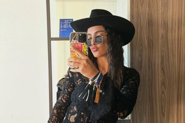 Cum a apărut îmbrăcată Alexia Eram la festivalul UNTOLD 2025. A atras toate privirile cu rochia transparentă, din dantelă