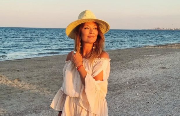 Anca Țurcașiu, surprinsă la plajă, în costum de baie, alături de nepoțica ei: „Așa arată cea mai fericită bunică”. Fanii au reacționat