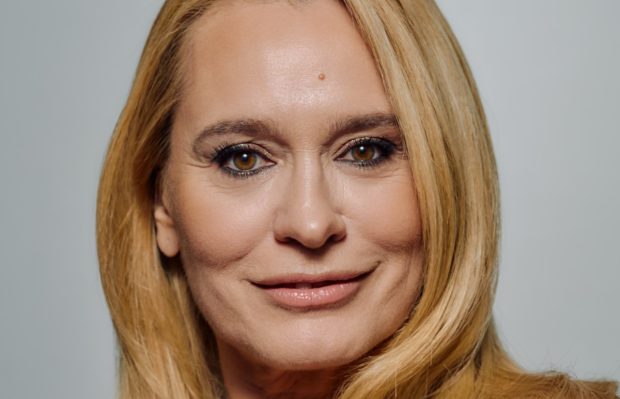 Andreea Esca, Profesionalism în Negru la Știrile Pro TV - Mesaj Sincer și Autoironic într-o Zi de Doliul Național pentru Ion Iliescu