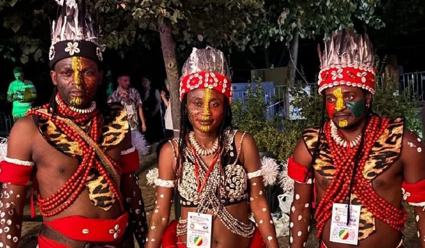 Doar 3 din 13 artiști din Congo și Maroc au mai ajuns pe scenă la Galați. Colegii lor s-au „pierdut” pe drum și vor fi expulzați