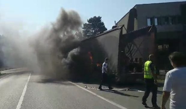 Anvelopa unui TIR a luat foc în mers, în zona Vămii Porţile de Fier I. Circulația este oprită pe DN6
