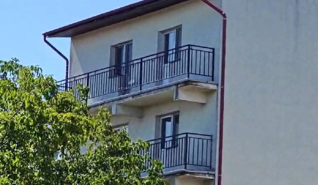 Polițiștii negociază cu bărbatul din Otopeni care a ucis un copil și s-a baricadat în apartament