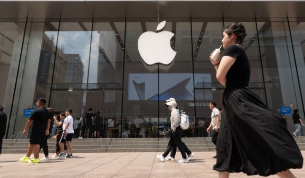 Apple a dat în judecată un fost angajat pentru că acesta ar fi divulgat secrete ale companiei către rivalul chinez OPPO