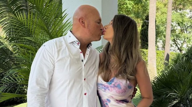 Imagine Stire În ce țară s-a mutat milionarul care a renunțat la cetățenia română. În prezent se iubește cu o fostă ispită de la „Insula Iubirii” | 2review.ro