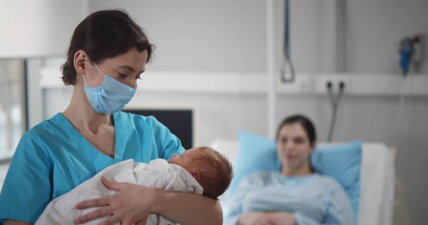 A picat un test de „competență parentală” și i-a fost luat bebelușul la o oră după ce l-a născut: „Nu voiam să intru în travaliu, știam ce urmează”