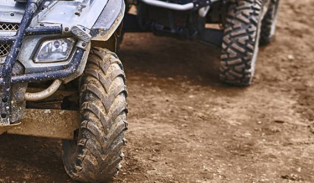 Un tânăr pe ATV s-a izbit de un copac de pe trotuar, după ce a încercat să scape de traficul din Cluj-Napoca: „A vrut el să fie șmecher!”