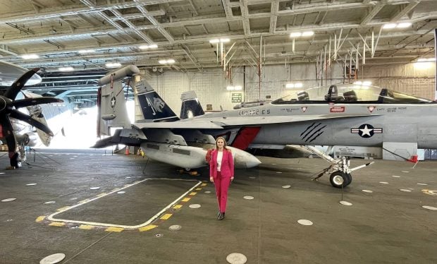 O româncă a urcat pe cel mai mare portavion din lume, USS Gerald R. Ford: „Permite decolarea unui avion de război în doar 10 secunde”