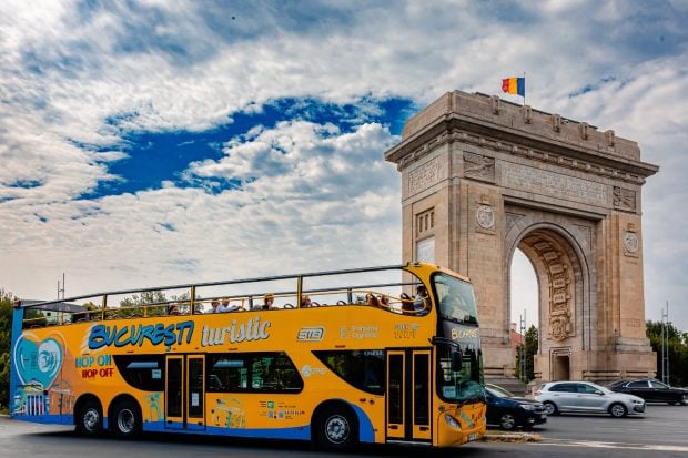 Autobuzele turistice ale Bucureștiului revin pe traseu după doi ani de blocaje și pierderi financiare. Cât costă un tur al Capitalei