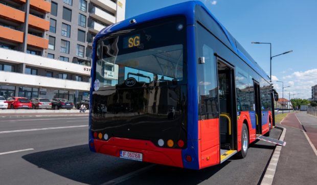 Opt autobuze electrice și un tramvai nou au ajuns la Oradea. Până la finalul săptămânii vor mai veni 17 autobuze