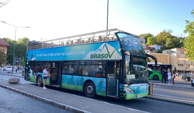 Veste bună pentru turiștii din Brașov: autobuzul supraetajat circulă din nou
