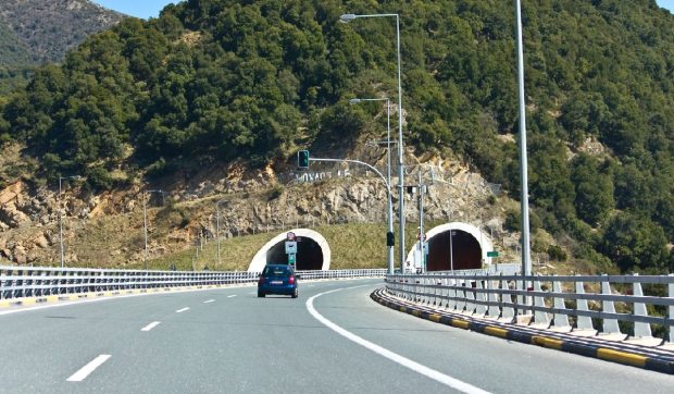 Amenzi de 8.000 de euro pentru depășirea vitezei de 200 km/h pe autostradă, în Grecia, din septembrie. Cât plătești dacă vorbești la telefon