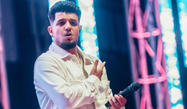 Imagine Stire Babasha, atacat cu sticle în timpul unui concert din Caraș-Severin. Artistul a plecat de pe scenă: „Nu e frumos din partea voastră” | 2review.ro