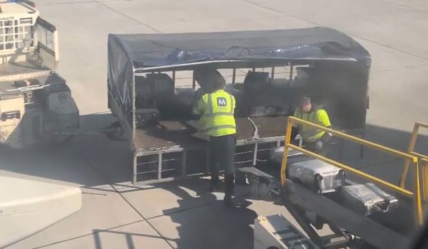 Bagajele pasagerilor, aruncate în scârbă pe Aeroportul Cluj. Filmarea virală care a declanșat ancheta autorităților