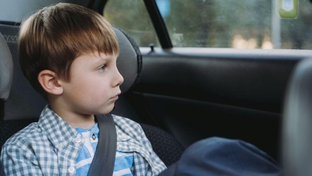 Băiețelul de 4 ani al unor români a murit după ce a stat ore în șir în mașina familiei, în soare, în timpul vacanței din Italia