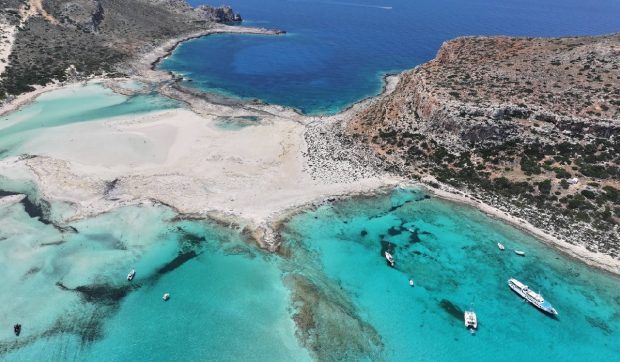 Unele dintre cele mai frumoase plaje din Europa, precum Balos din Creta sau La Pelosa din Sardinia, i-au dezamăgit pe turiști